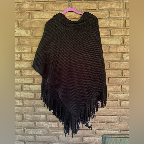 Black Fringe Knit Cape - One Size Fits Most - unlabeled - Picture 2 of 2